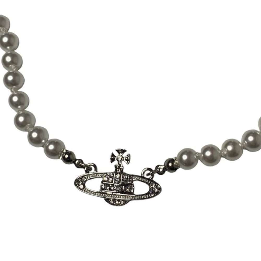 Silver pearl necklace
